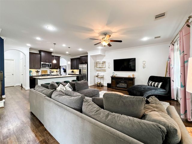 717 Via Lago, Webster, TX 77598