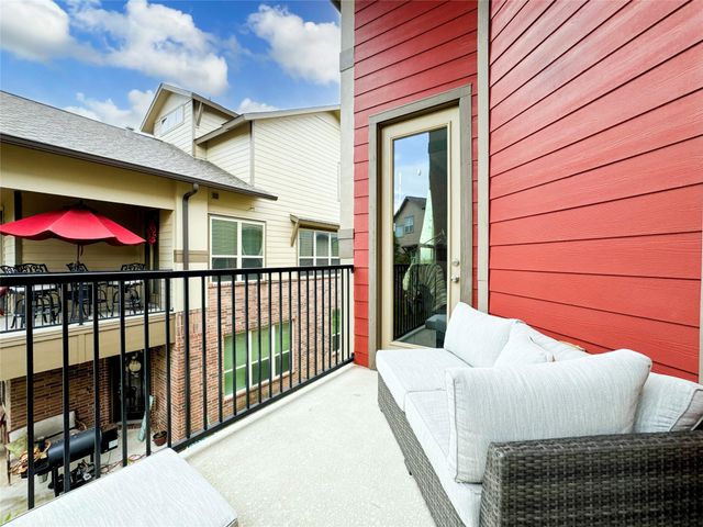 717 Via Lago, Webster, TX 77598