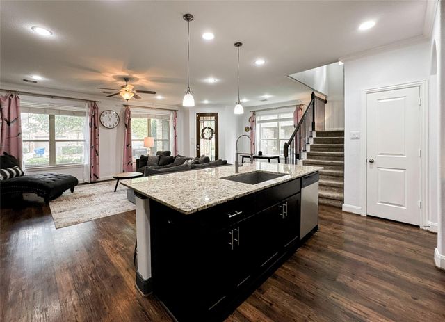 717 Via Lago, Webster, TX 77598