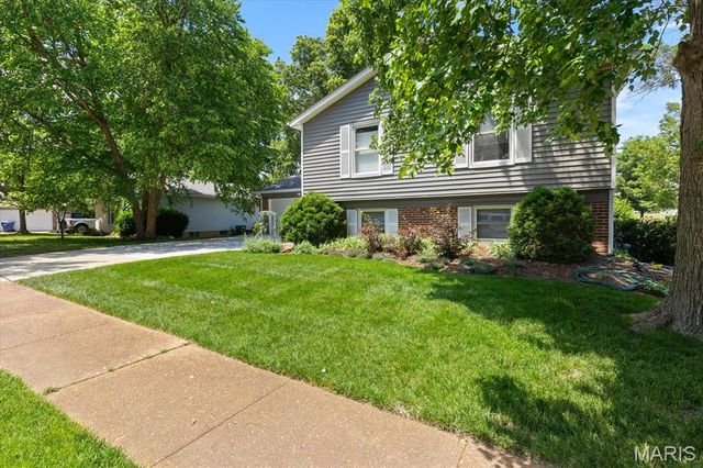 303 Oakfield Drive, Ballwin, MO 63021