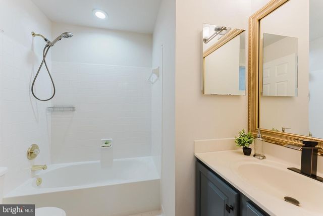 25827 PRIESTERS POND DR, Chantilly, VA 20152