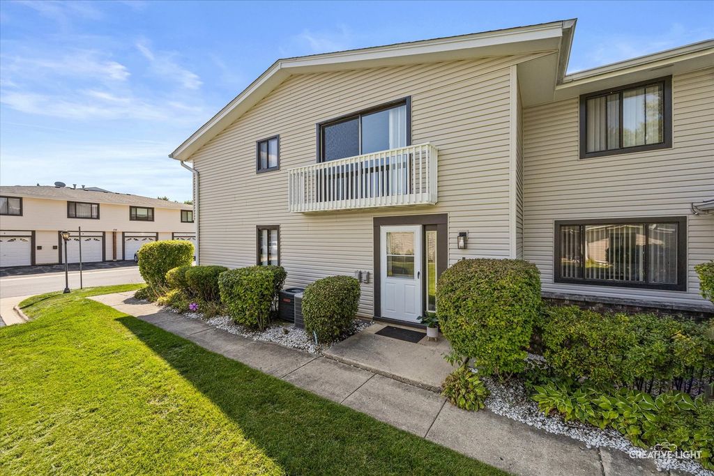 131 Fairlane Court, Bloomingdale, IL 60108