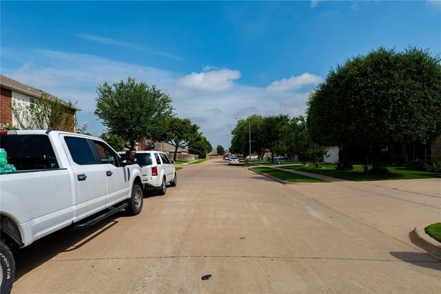 5840 Somerton Drive, Grand Prairie, TX 75052