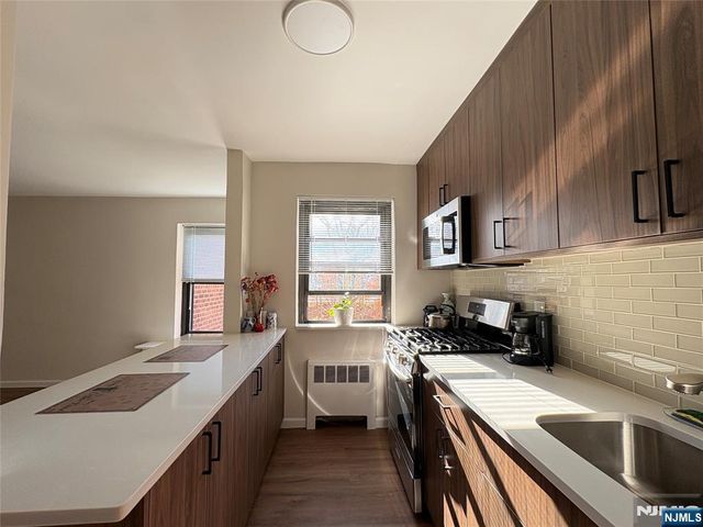 2329 Hudson Terrace C3, Fort Lee, NJ 07024