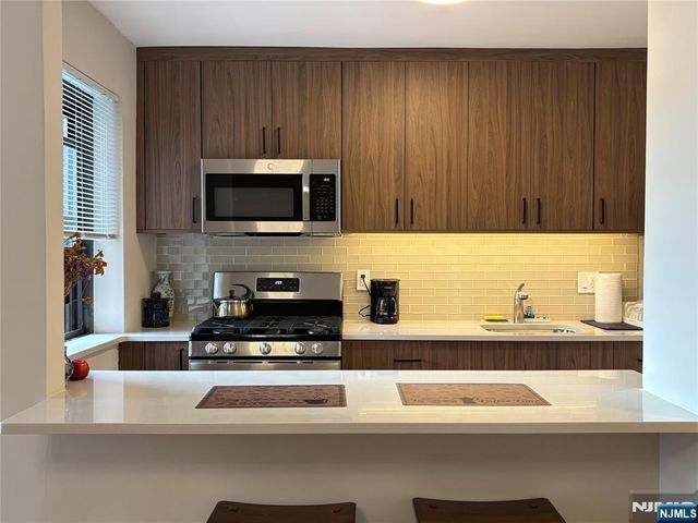 2329 Hudson Terrace C3, Fort Lee, NJ 07024