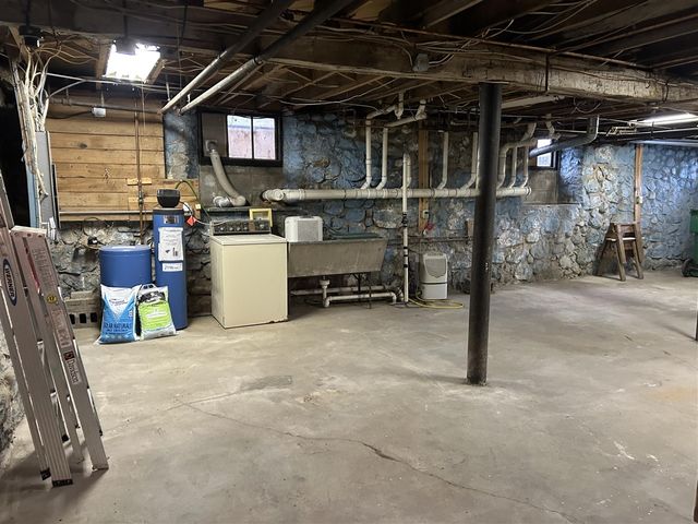 210 E South Street, Colon, MI 49040