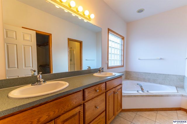 7825 S 94th Street, La Vista, NE 68128