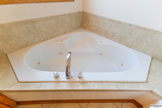 7825 S 94th Street, La Vista, NE 68128