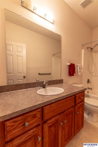 7825 S 94th Street, La Vista, NE 68128