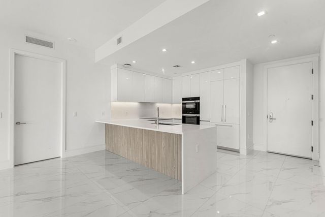 220 Lake Shore Drive 1015, Lake Park, FL 33403