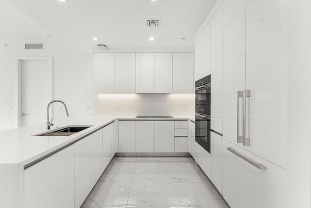 220 Lake Shore Drive 1015, Lake Park, FL 33403