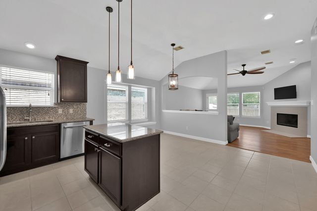 423 Oak Chase Drive, Conroe, TX 77304