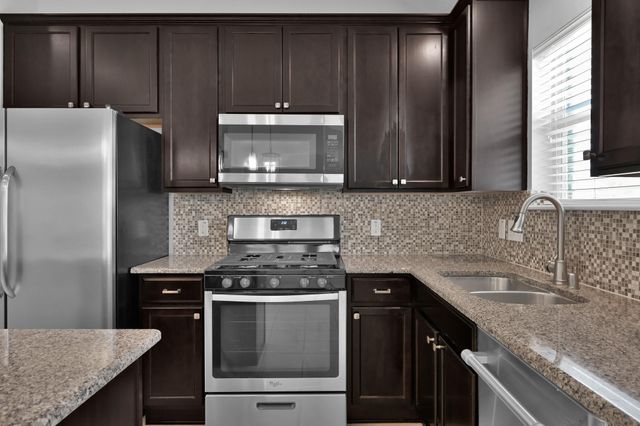 423 Oak Chase Drive, Conroe, TX 77304