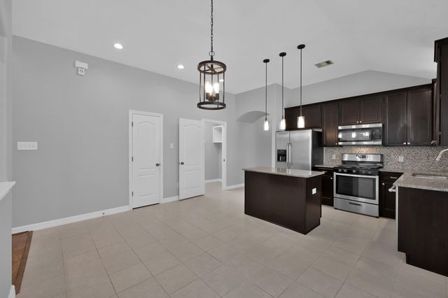 423 Oak Chase Drive, Conroe, TX 77304