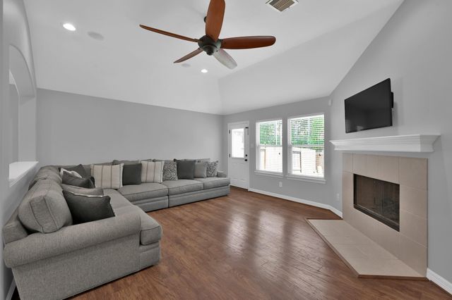 423 Oak Chase Drive, Conroe, TX 77304