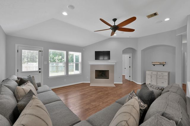 423 Oak Chase Drive, Conroe, TX 77304