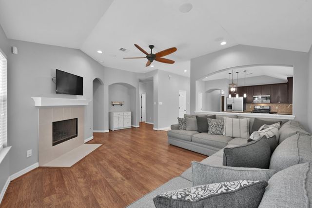 423 Oak Chase Drive, Conroe, TX 77304