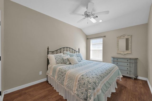 423 Oak Chase Drive, Conroe, TX 77304