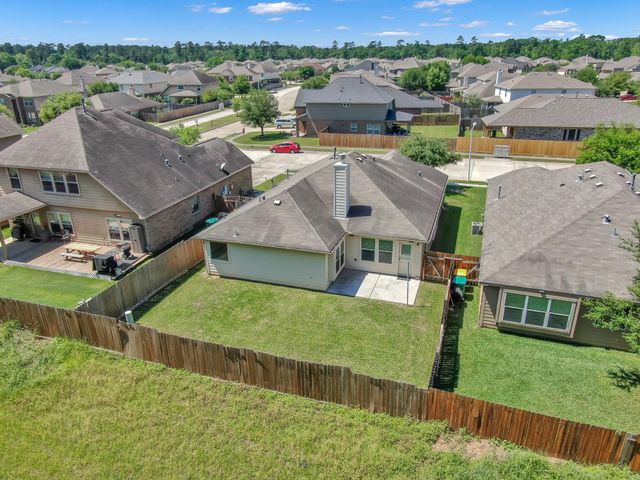 423 Oak Chase Drive, Conroe, TX 77304