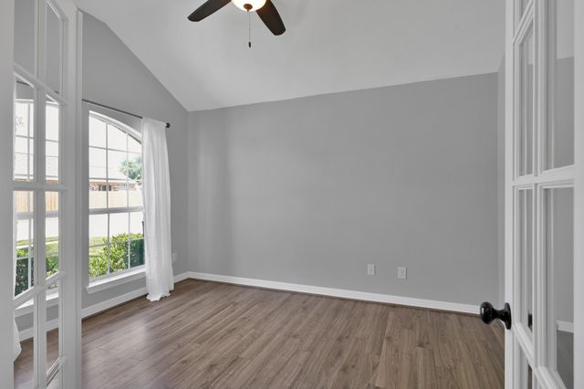 423 Oak Chase Drive, Conroe, TX 77304