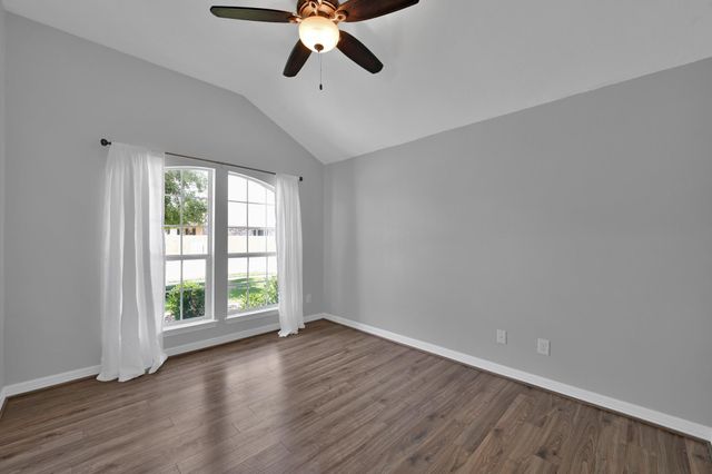 423 Oak Chase Drive, Conroe, TX 77304