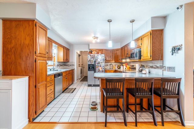 7935 S 122 E, Wolcottville, IN 46795