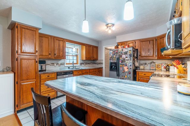 7935 S 122 E, Wolcottville, IN 46795