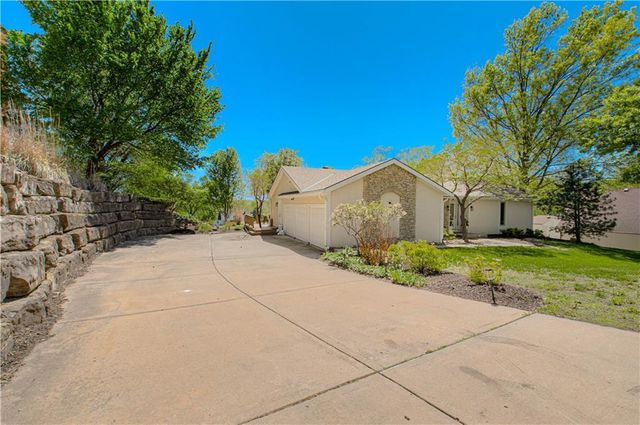 5801 W 164th Street, Stilwell, KS 66085