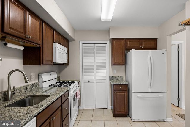 3704 FENWICK LN, Mount Laurel, NJ 08054