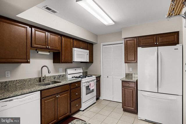 3704 FENWICK LN, Mount Laurel, NJ 08054