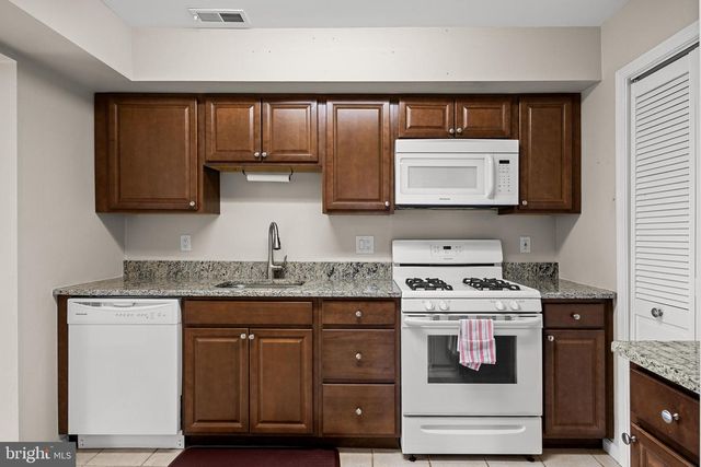 3704 FENWICK LN, Mount Laurel, NJ 08054