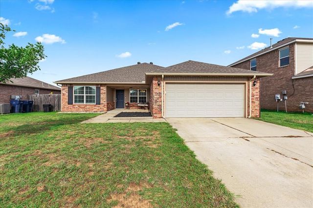 2804 Thompson Farm Lane, Yukon, OK 73099
