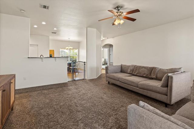 2804 Thompson Farm Lane, Yukon, OK 73099