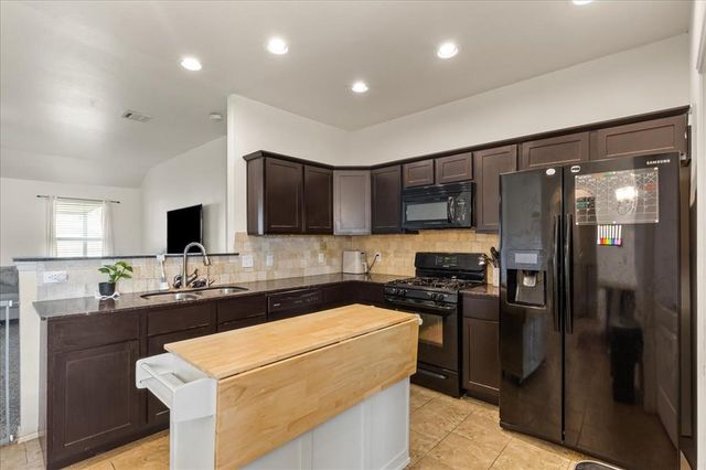 2804 Thompson Farm Lane, Yukon, OK 73099