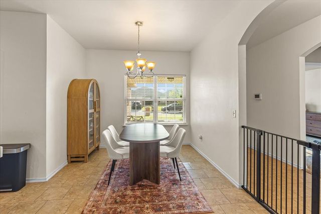 2804 Thompson Farm Lane, Yukon, OK 73099