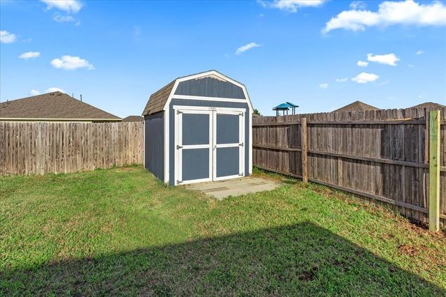 2804 Thompson Farm Lane, Yukon, OK 73099