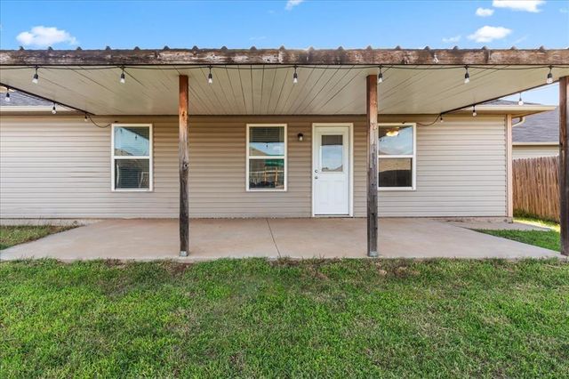 2804 Thompson Farm Lane, Yukon, OK 73099