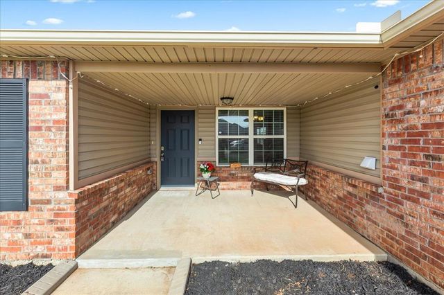 2804 Thompson Farm Lane, Yukon, OK 73099