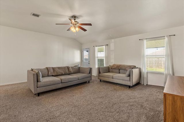 2804 Thompson Farm Lane, Yukon, OK 73099