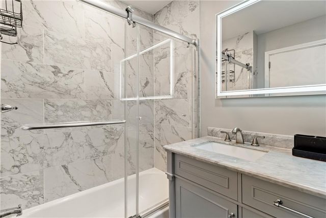 31 Harrison St, Crafton, PA 15205