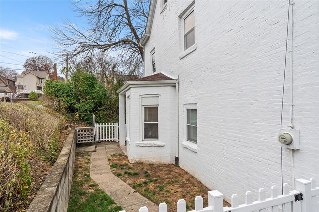 31 Harrison St, Crafton, PA 15205