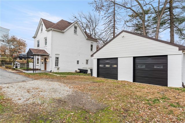 31 Harrison St, Crafton, PA 15205