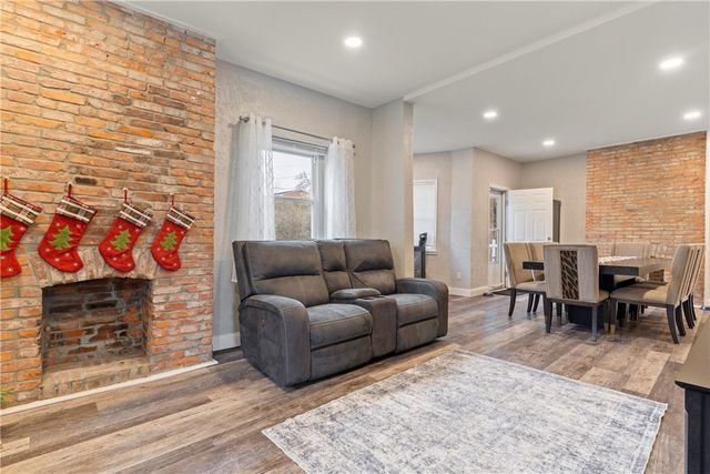 31 Harrison St, Crafton, PA 15205