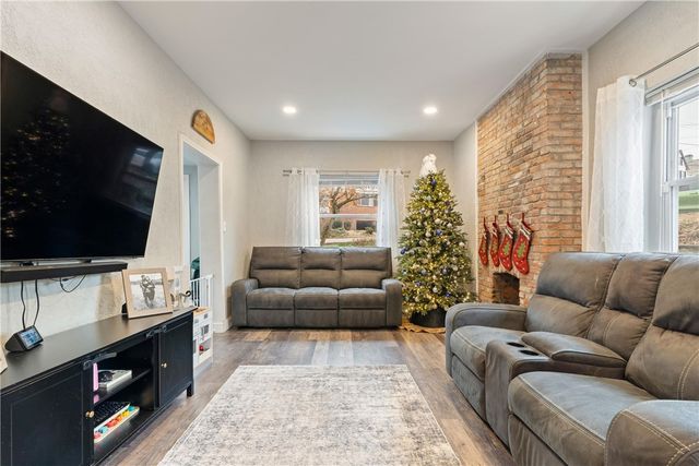 31 Harrison St, Crafton, PA 15205