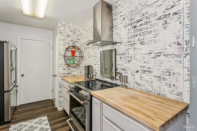 4720 Kitty Hawk Cir, Gulf Breeze, FL 32563