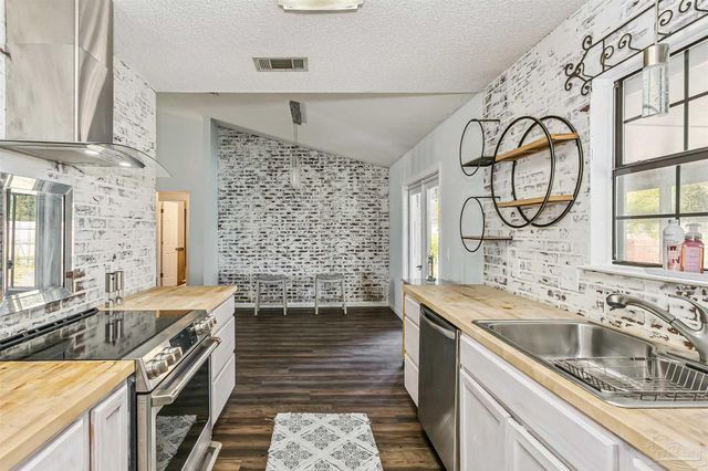 4720 Kitty Hawk Cir, Gulf Breeze, FL 32563