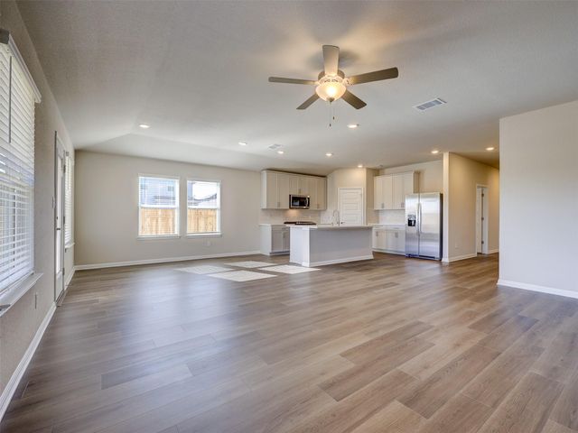 100 Greenspire LN, Hutto, TX 78634