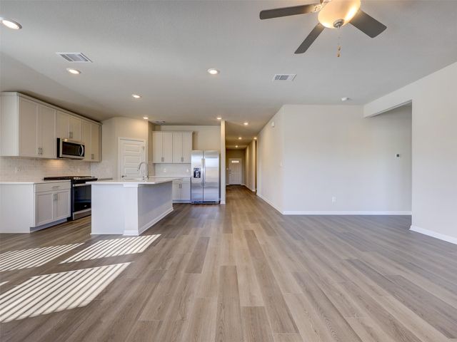 100 Greenspire LN, Hutto, TX 78634