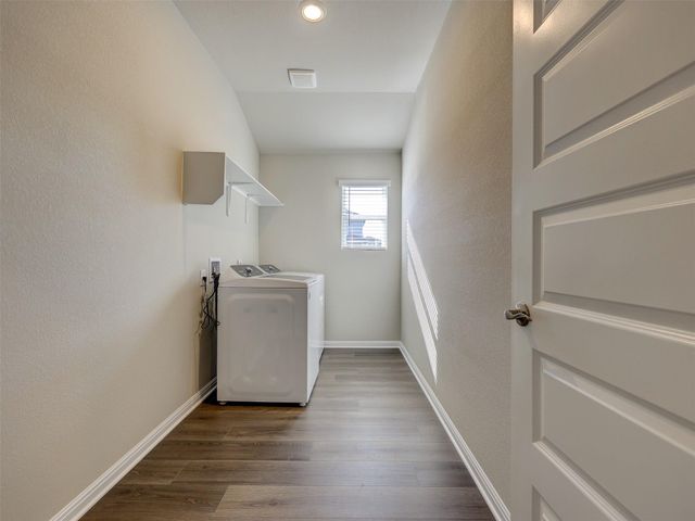 100 Greenspire LN, Hutto, TX 78634