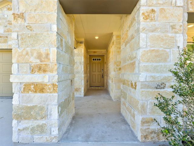 100 Greenspire LN, Hutto, TX 78634